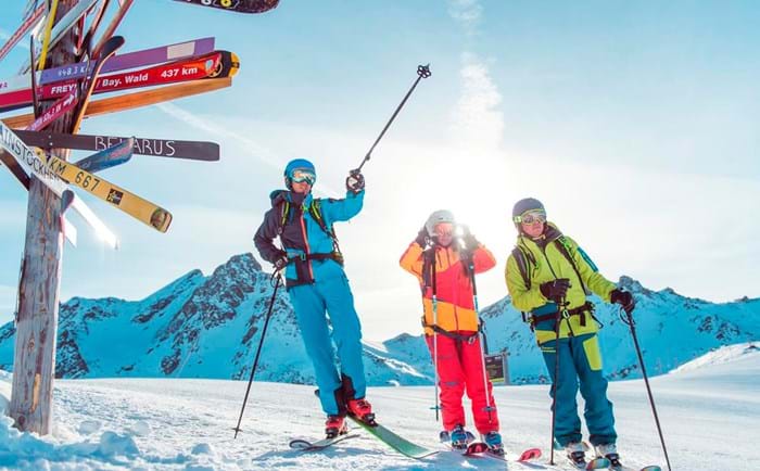 Skiløbere viser vej gennem pister og bjerge på skiferie i Ischgl